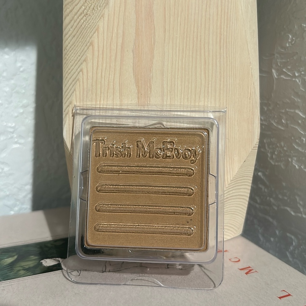 Trish McEvoy Mineral Foundation SPF 15 in Honey